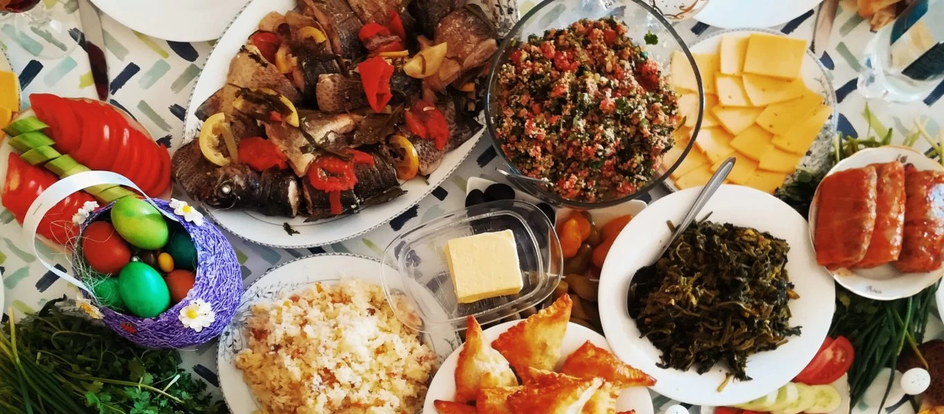 Πασχαλινό τραπέζι: Tι πρέπει να προσέχετε με κρέατα, εντόσθια, σοκολάτες, αυγά και αλλαντικά